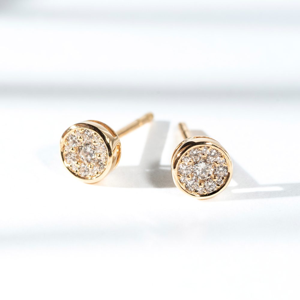 Button earrings in 18 carat yellow gold and diamonds weighing 0.28 carats.